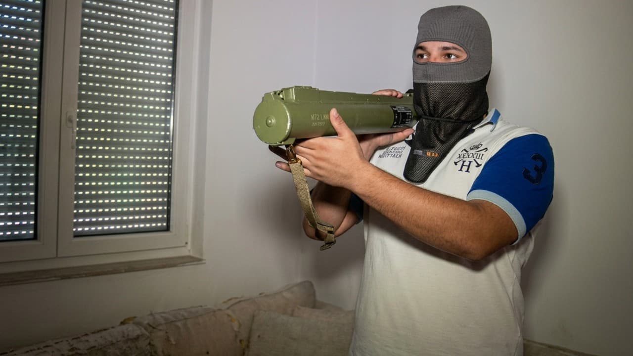 Kalachnikov en bus : le trafic d'armes des Balkans qui défie la France